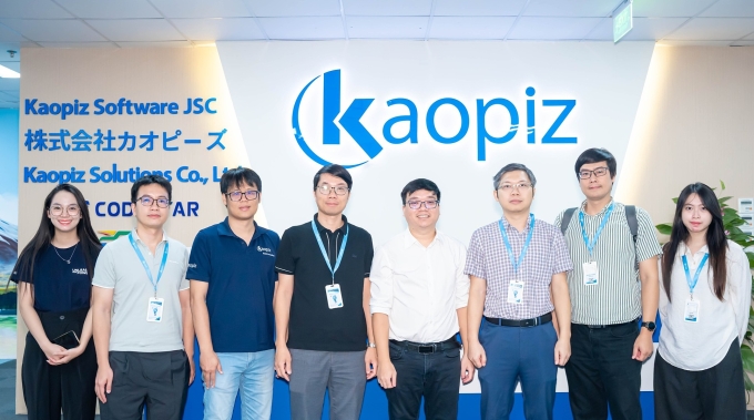 Representatives of Kaopiz and Hanoi University of Science and Technology at an event to cooperate to foster young talent. Photo courtesy of Kaopiz