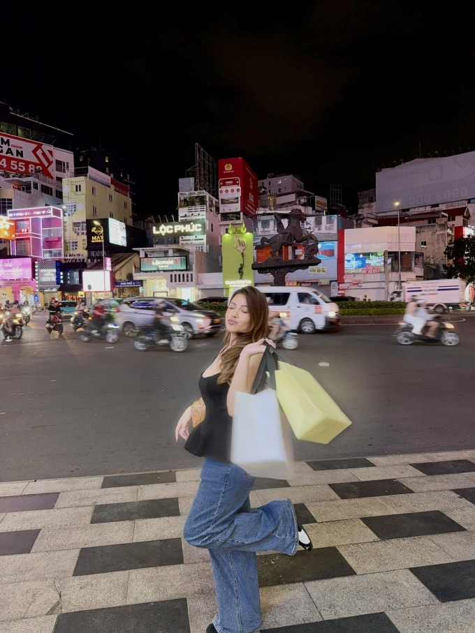 Krizia Sigua, 24 years old, Filipino, follows the trend of buying local Vietnamese brands in Ho Chi Minh City, September 2025. Photo: Provided by the character