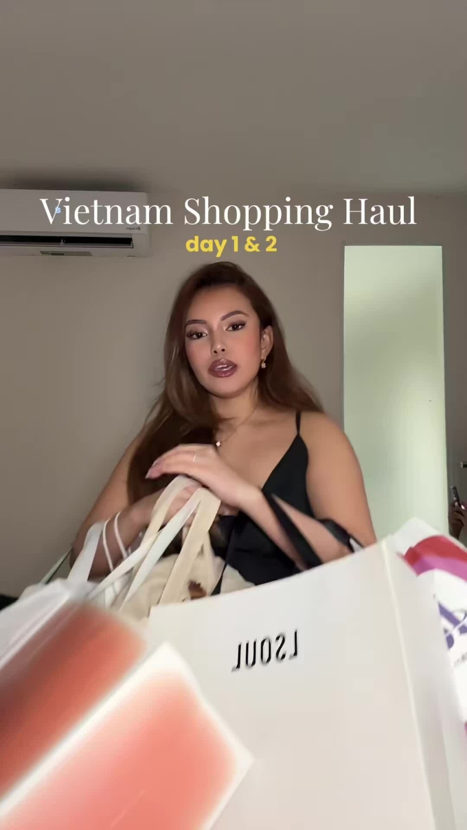 Foreigners flock to 'hunt' for Vietnamese brand clothes