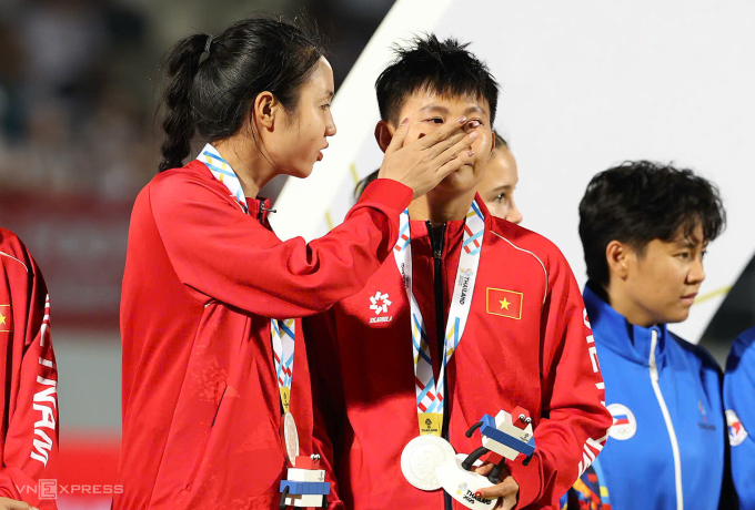 Tran Thi Duyen wiped away tears and comforted Bich Thuy during the SEA Games 33 medal awarding ceremony, on the evening of December 17 at Chonburi Stadium. Photo: Duc Dong