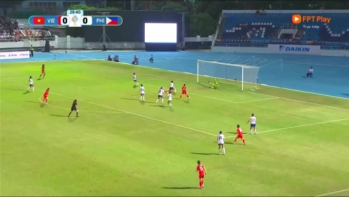 The referee stole Bich Thuy's goal