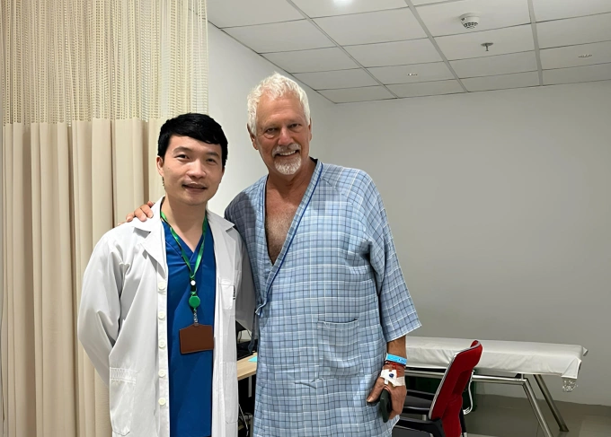 Freed III (R) and Dr. Hoang (L). Photo courtesy of Hong Ngoc General Hospital
