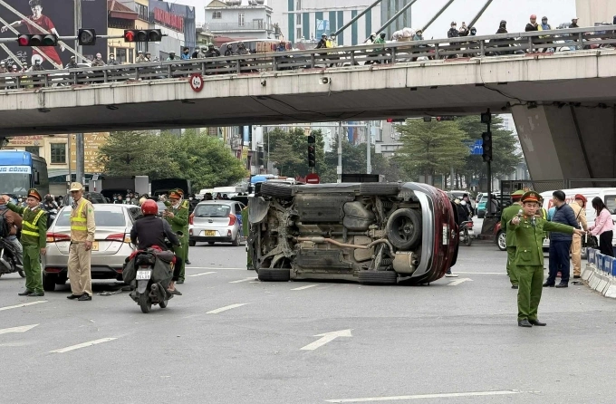 Scene of the accident at Nga Tu So intersection on the afternoon of December 17. Photo: Viet An