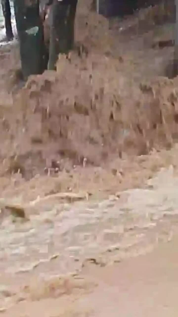 Video nước lũ tràn vào nhà dân ở Đà Nẵng