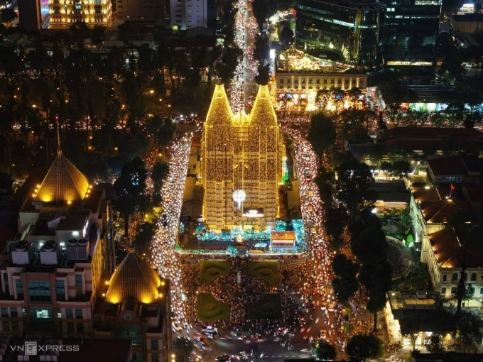 Streets around the Saigon Notre Dame Cathedral is packed on Christmas Eve on Dec. 24, 2025. Photo by VnExpress/Thanh Tung