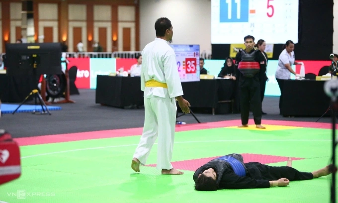 Vietnamese Nguyen Minh Triet was floored after being punched by Malaysias Muhammad Izzul Irfan Marzuki in the semi-final of the mens pencak silat under 65kg event at the 33rd SEA Games in Bangkok, Thailand on Dec. 16, 2025. Photo by Read/Duc Dong.