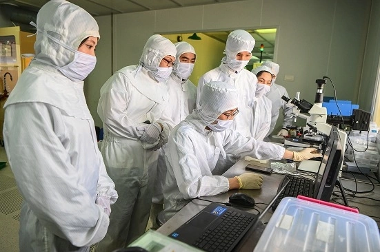 The cleanroom of the Nano and Energy Center at the University of Science, Vietnam National University, Hanoi, where semiconductor training and research are conducted. Photo by Giang Huy 1-1766649078-2290-1766649954.jpg