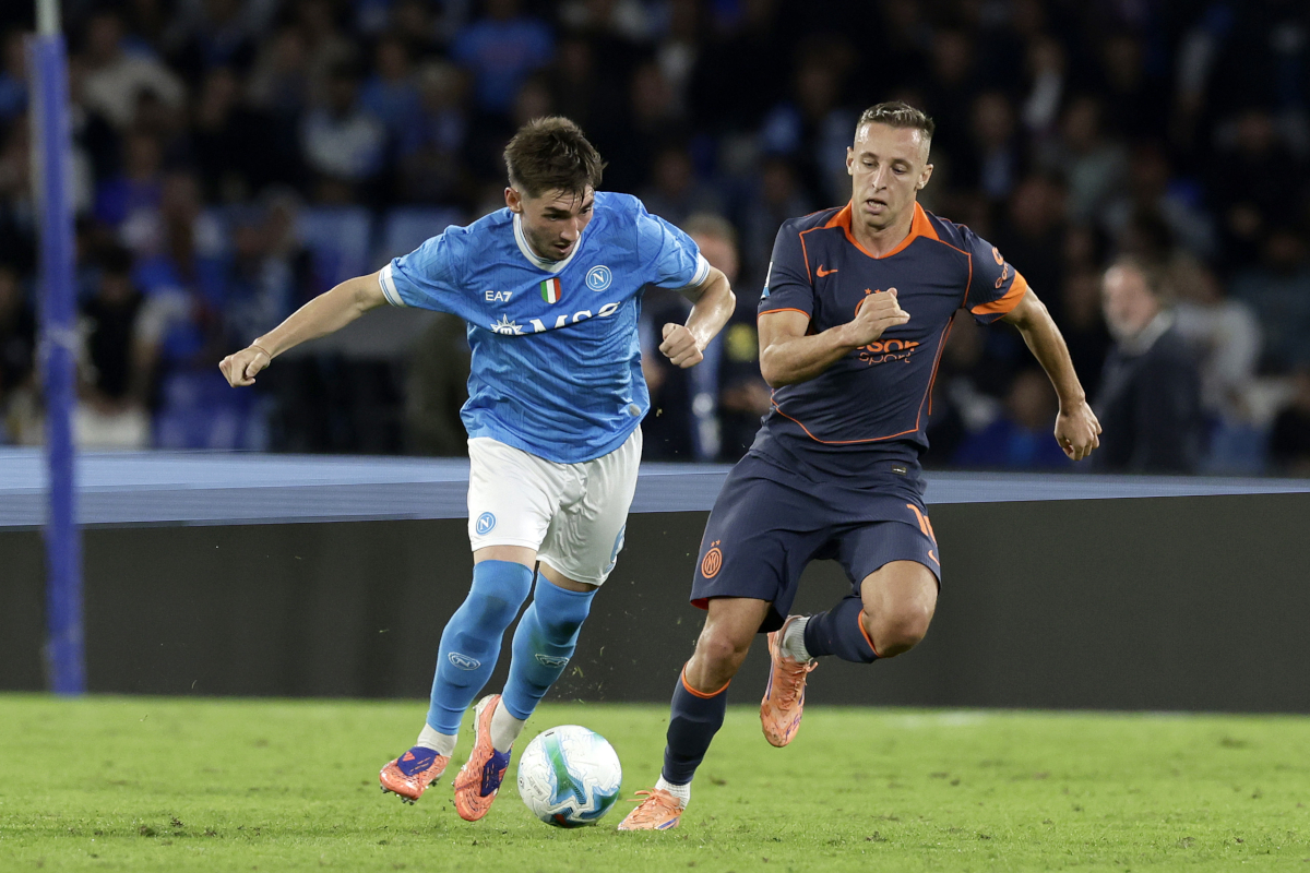 NAPLES, ITALY - OCTOBER 25: Billy Gilmour of SSC Napoli battles for possession with Davide Frattesi of FC Internazionale during the Serie A match between SSC Napoli and FC Internazionale at Stadio Diego Armando Maradona on October 25, 2025 in Naples, Italy. (Photo by Francesco Pecoraro/Getty Images)