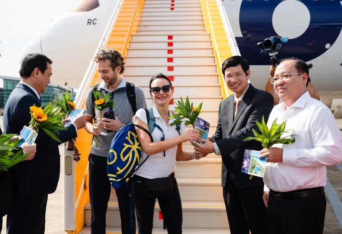 Vietnams 20th million international visitor in 2025 is welcomed in Phu Quoc, Dec. 15, 2025. Photo courtesy of Sun Group