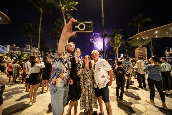 International arrivals take photos with a fireworks show in Phu Quoc. Photo courtesy of Sun Group