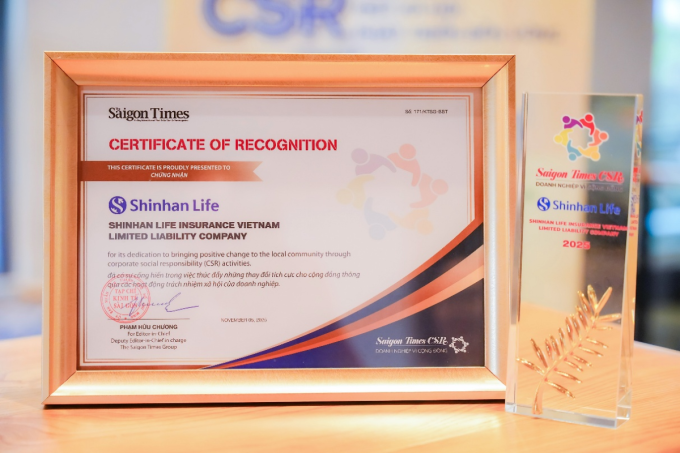 Shinhan Life Vietnam was honored for the second consecutive year for its outstanding CSR contributions to the community. Photo courtesy of Shinhan Life Vietnam