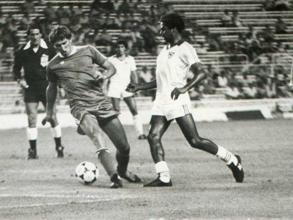 Pintinho, in action for Sevilla.