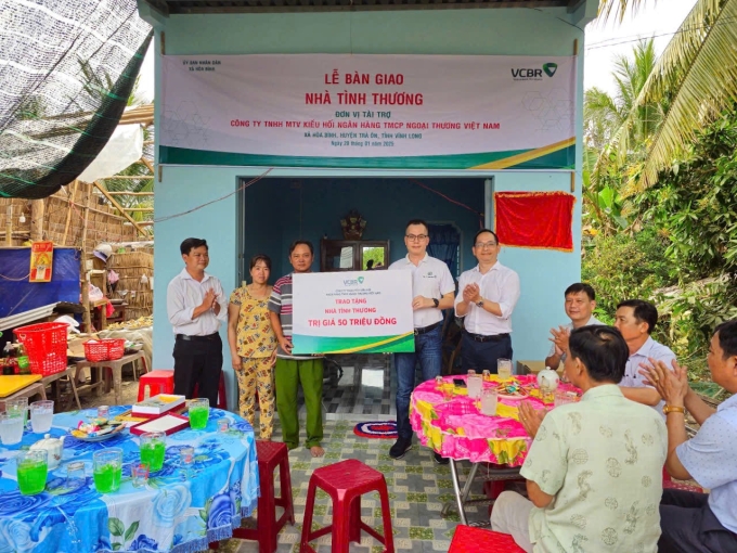 Trinh Hoai Nam (2nd, R), Member of Board of members and CEO of Vietcombank Remittance Company, and Ngo Nhat Linh (R), CEO and Chairman of the Trade Union, together with local government representatives at the house handover ceremony in Vinh Long. Photo courtesy of Vietcombank Remittance