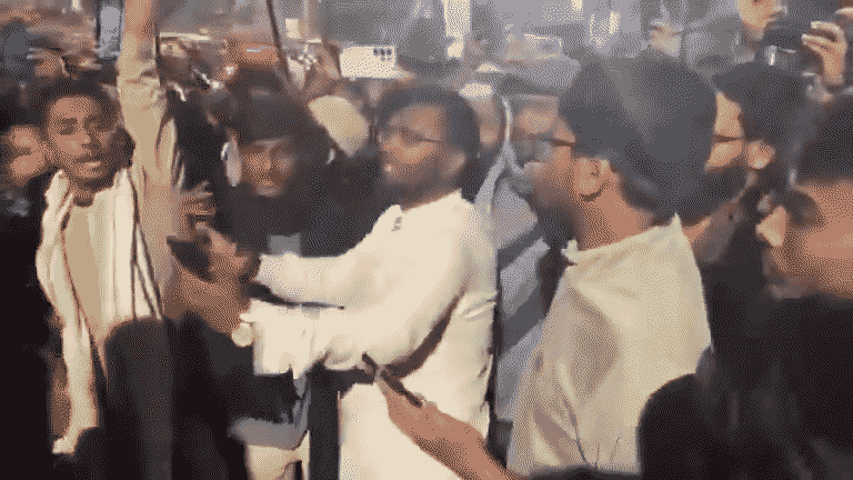 People took to the streets to protest Hadi's death. During this the protesters raised slogans.