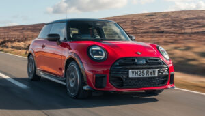 Discover MINI Cooper: Stunning Design, Powerful Engine, and Premium Comfort for an Unmatched Driving