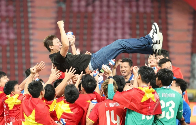 Vietnamese players channel coach Kim Sang-sik after defeating Thailand in the final of SEA Games 33, taking place at Rajamangla Stadium on December 18, 2025. Photo: Duc Dong