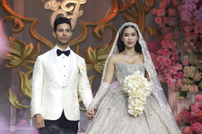 Tien Nguyen and his wife on stage for the ceremony. Photo: Quynh Tran
