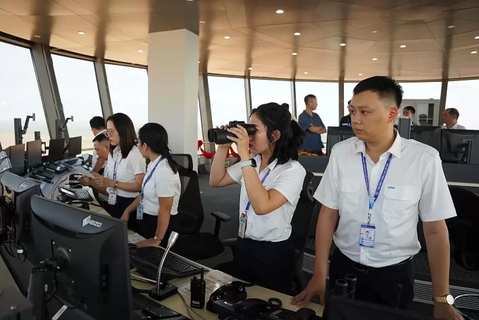 Air traffic controllers operate test flight operations in Long Thanh, on the afternoon of December 15. Photo: Phuoc Tuan