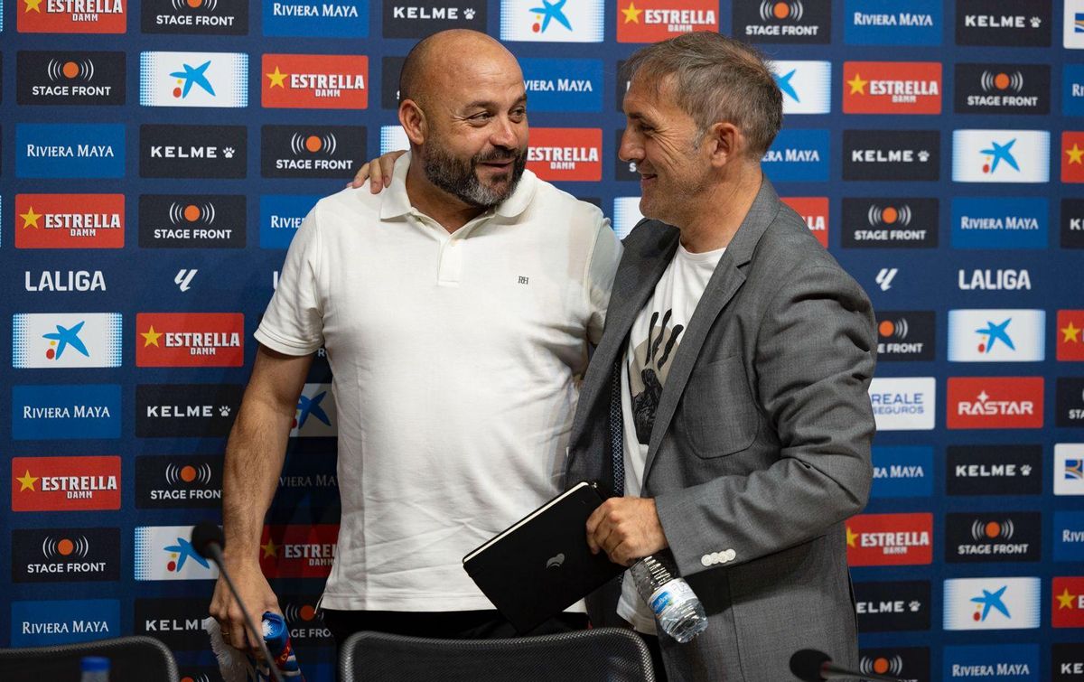 Garagarza and Espanyol manager Manolo Gonzalez.