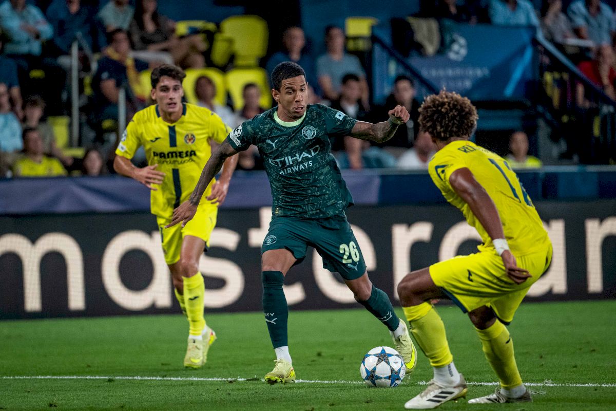 Savinho threatens Renato Veiga.