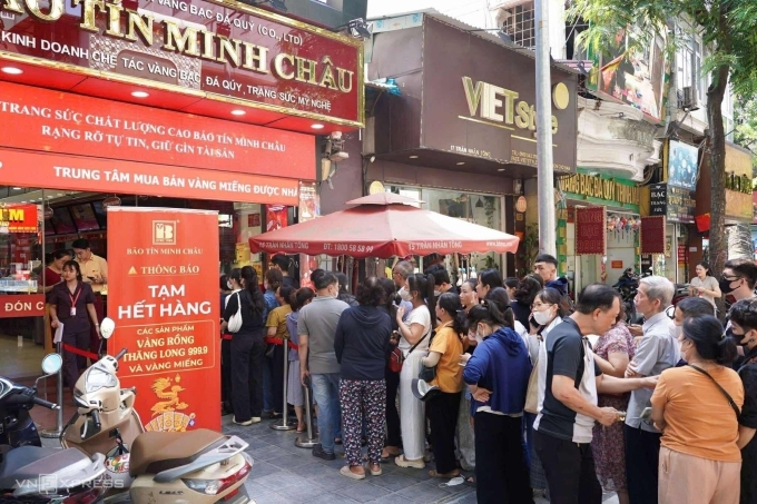 People queue to buy gold outside a store in Hanoi on Oct. 17, 2025. Photo by VnExpress/Hoang Giang