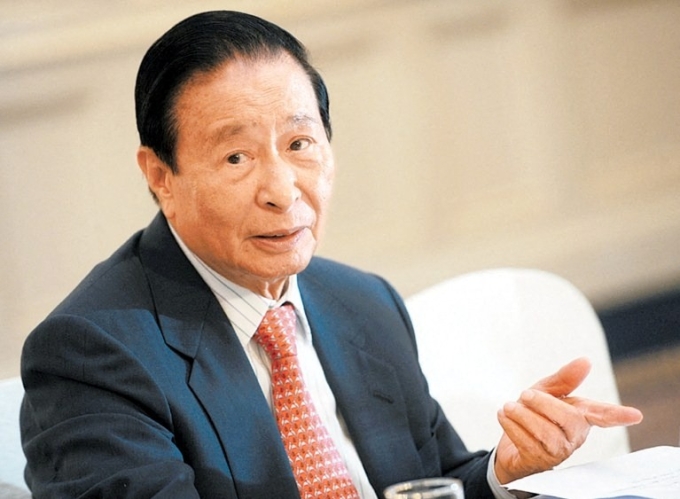 Lee Shau Kee, Chairman of Henderson Land Development, attends an event in Hong Kong, China, 26 June 2009. Photo by Imaginechina via AFP
