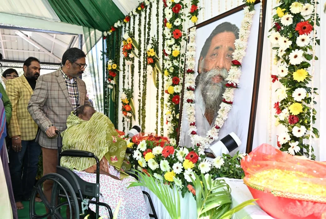 82nd birth anniversary of Guru Shibu Soren, the pioneer of tribal identity and Jharkhand movement, the entire family along with Chief Minister Hemant Soren paid tribute to him 11 WhatsApp Image 2026 01 11 at 3.06.03