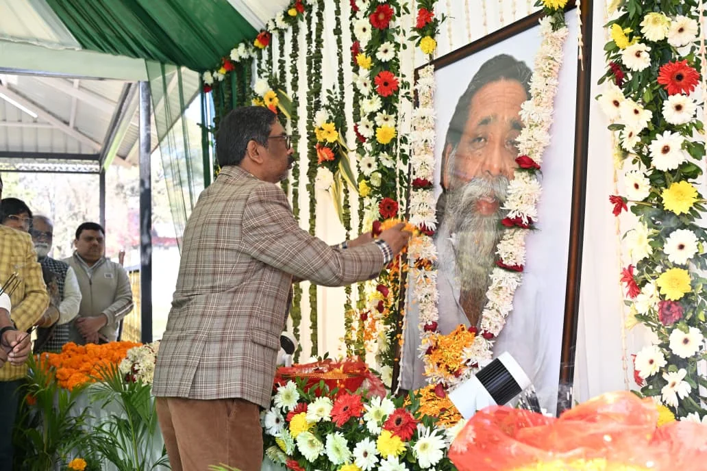 82nd birth anniversary of Guru Shibu Soren, the pioneer of tribal identity and Jharkhand movement, the entire family along with Chief Minister Hemant Soren paid tribute to him. 12 Whoa