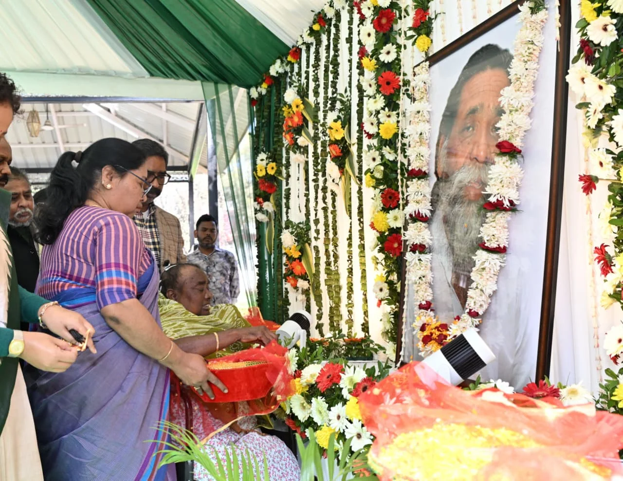 82nd birth anniversary of Guru Shibu Soren, the pioneer of tribal identity and Jharkhand movement, the entire family along with Chief Minister Hemant Soren paid tribute to him. 14 WhatsApp Image 2026 01 11 at 3.05.58 PM