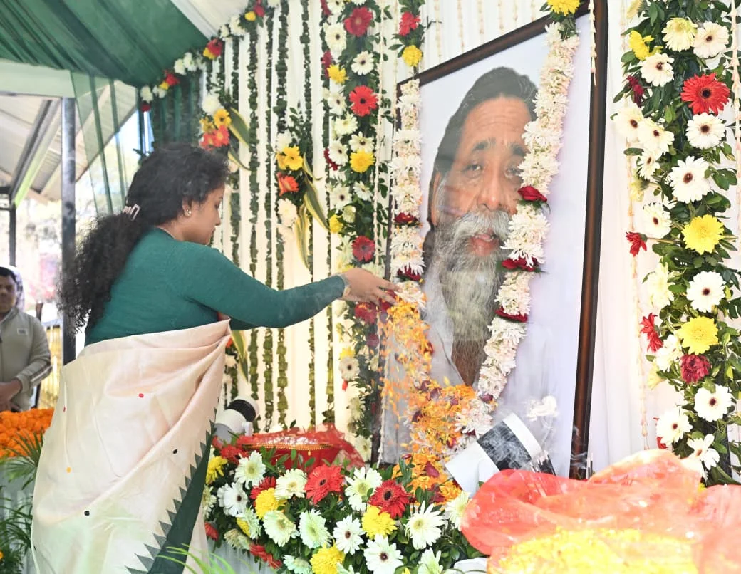 82nd birth anniversary of Guru Shibu Soren, the pioneer of tribal identity and Jharkhand movement, the entire family along with Chief Minister Hemant Soren paid tribute to him. 15 WhatsApp Image 2026 01 11 at 3.0