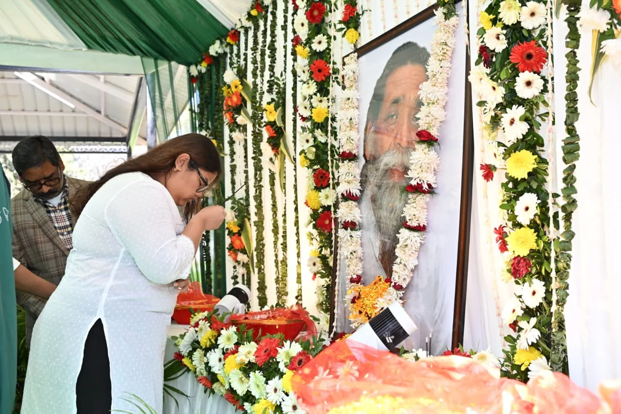 82nd birth anniversary of Guru Shibu Soren, the pioneer of tribal identity and Jharkhand movement, the entire family along with Chief Minister Hemant Soren paid tribute to him. 17 WhatsApp Image 2026 01 11 at 3.06.03 P