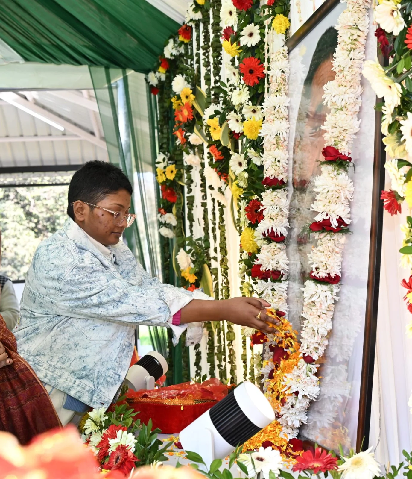 82nd birth anniversary of Guru Shibu Soren, the pioneer of tribal identity and Jharkhand movement, the entire family along with Chief Minister Hemant Soren paid tribute to him. 18 WhatsApp Image 2026 01 11 at 3.06.00 PM