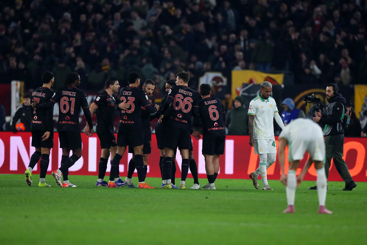 ROME, ITALY - JANUARY 13: Che Adams #19 with his teammates of Torino FC celebrates after scoring the opening goal during the Coppa Italia match between AS Roma and Torino FC at Olimpico Stadium on January 13, 2026 in Rome, Italy. (Photo by Paolo Bruno/Getty Images)