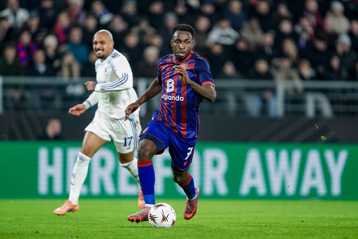 BASEL, SWITZERLAND - DECEMBER 11: Philip Otele of Basel goes forward during the UEFA Europa League 2025/26 League Phase MD6 match between FC Basel 1893 and Aston Villa FC at St. Jakob-Park on December 11, 2025 in Basel, Switzerland. (Photo by Daniela Porcelli/Getty Images)