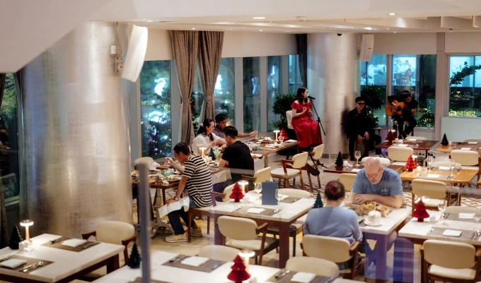 Guests can enjoy a New Years Eve celebration with fireworks at the Latest Recipe buffet restaurant on the 9th floor. Photo courtesy of Le Méridien Saigon