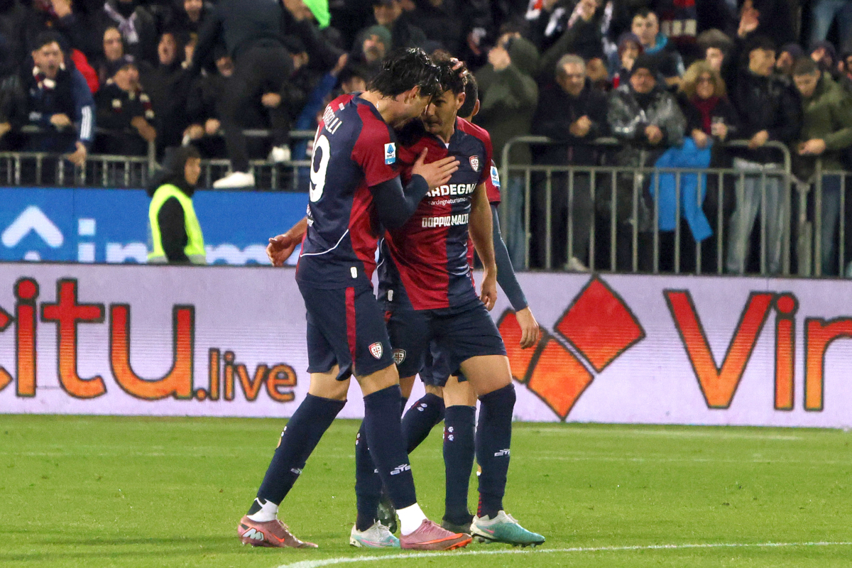 CAGLIARI, ITALY - JANUARY 17: Luca Mazzittelli of Cagliari celebrates his goal 1-0 with the team-mates during the Serie A match between Cagliari Calcio and Juventus FC at Stadio Sant'Elia on January 17, 2026 in Cagliari, Italy. (Photo by Enrico Locci/Getty Images)