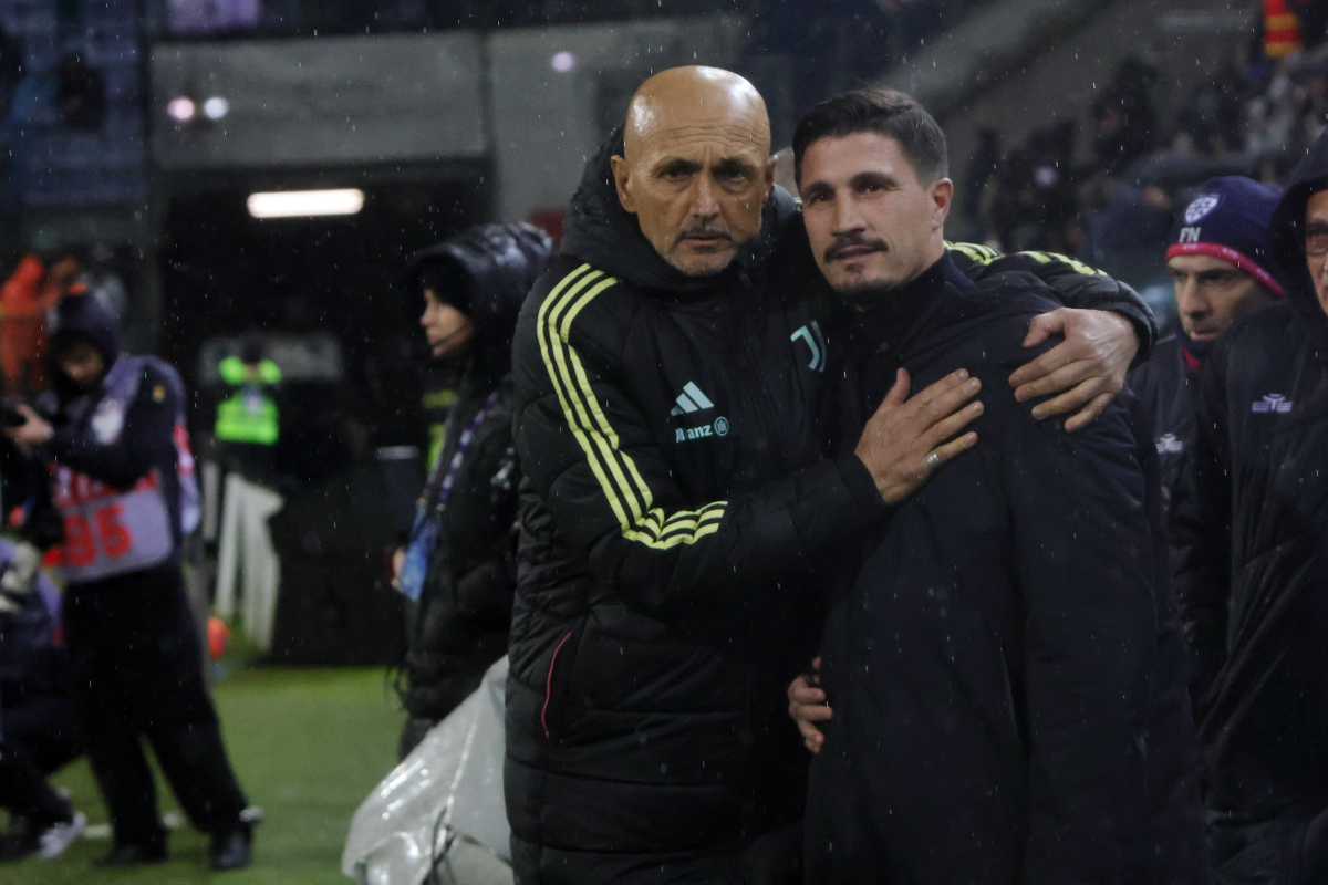 CAGLIARI, ITALY - JANUARY 17: Cagliari coach Fabio Pisacane hugs Juve coach Luciano Spalletti during the Serie A match between Cagliari Calcio and Juventus FC at Stadio Sant'Elia on January 17, 2026 in Cagliari, Italy. (Photo by Enrico Locci/Getty Images)