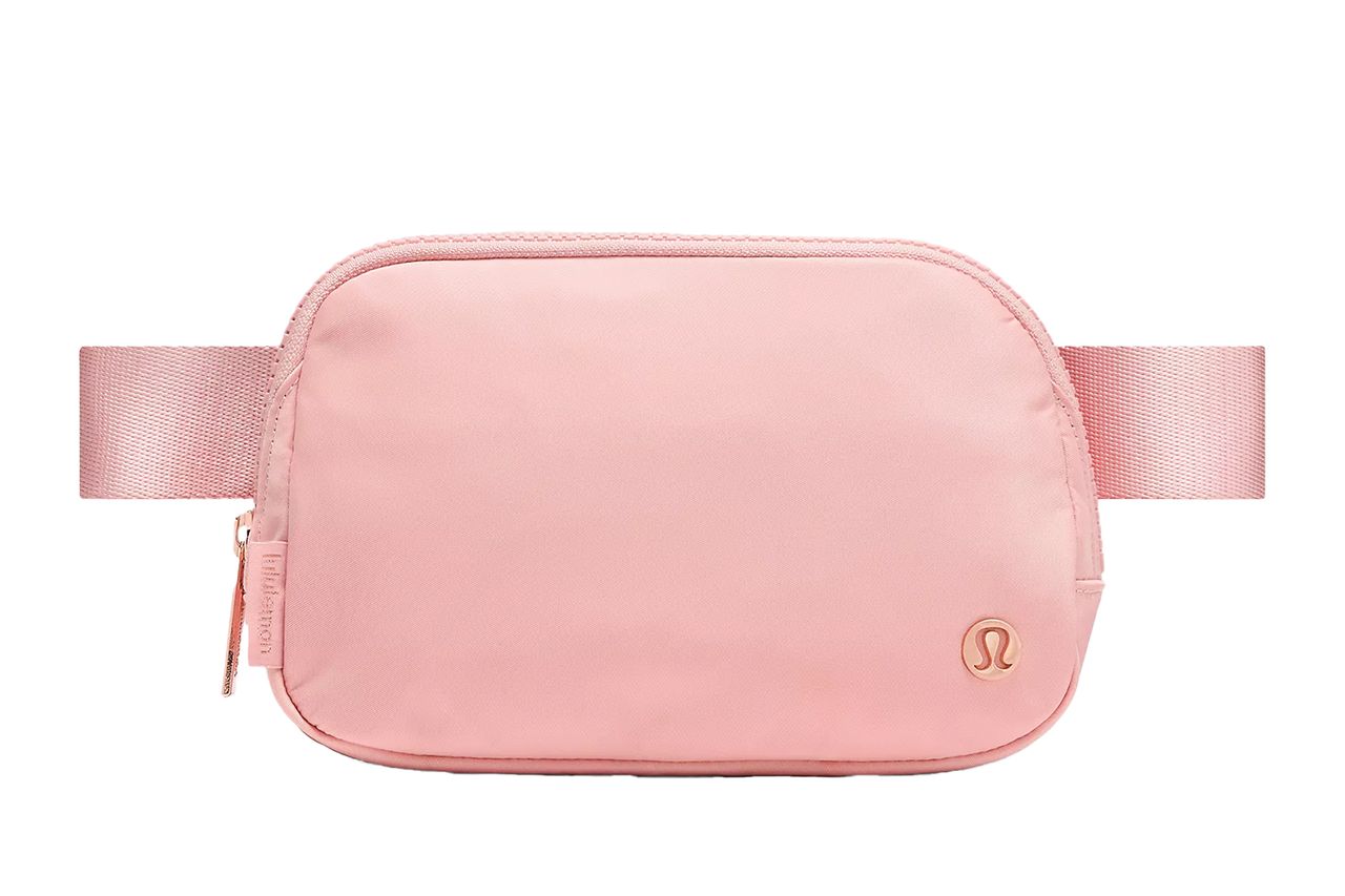 Mul <br /> lulhemon” title=”A singlecompartment belt bag with a brand logo on the front” /><figcaption><i></p><p>Mul <br /> lulhemon</p><p></i></figcaption></figure><p><span class=