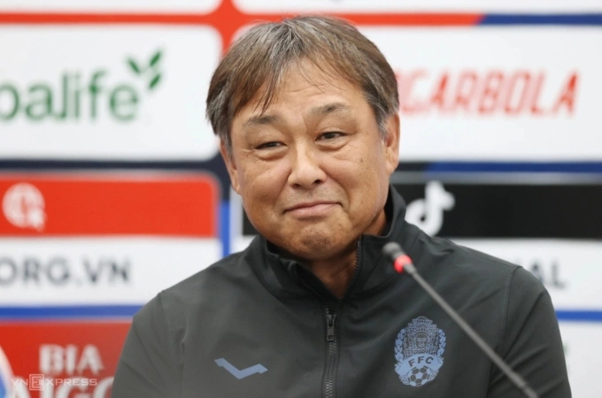Coach Koji Gyotoku at the press conference before the friendly between Vietnam and Cambodia on March 19, 2025. Photo by Read/Duc Dong