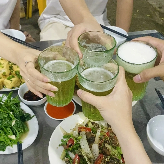 Most of the week, Thao goes out to drink beer and wine with everyone at the office for fear of being unsociable. Photo: Provided by the character