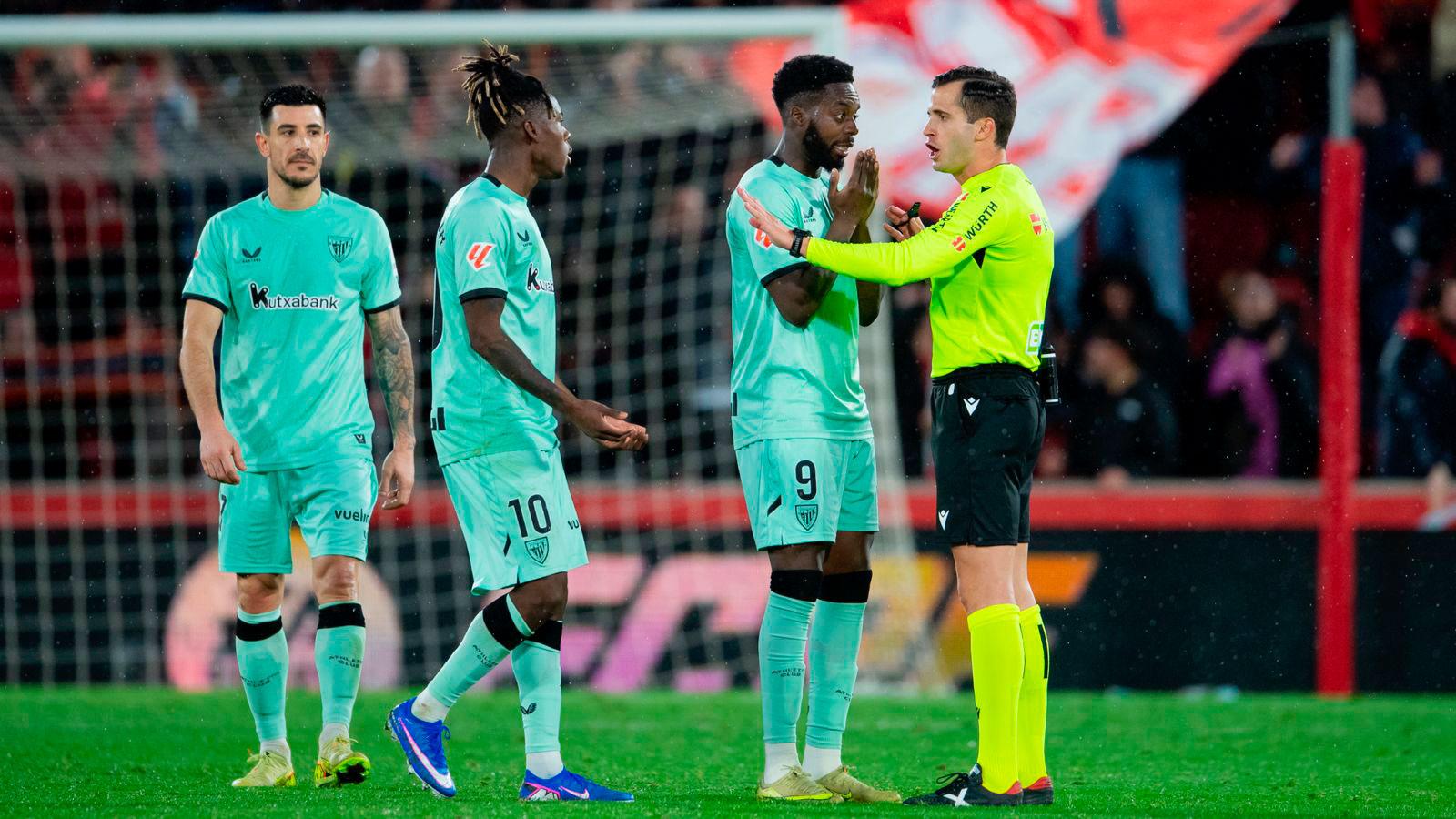 RCD Mallorca - Athletic Club | The Williams brothers complain to the referee.