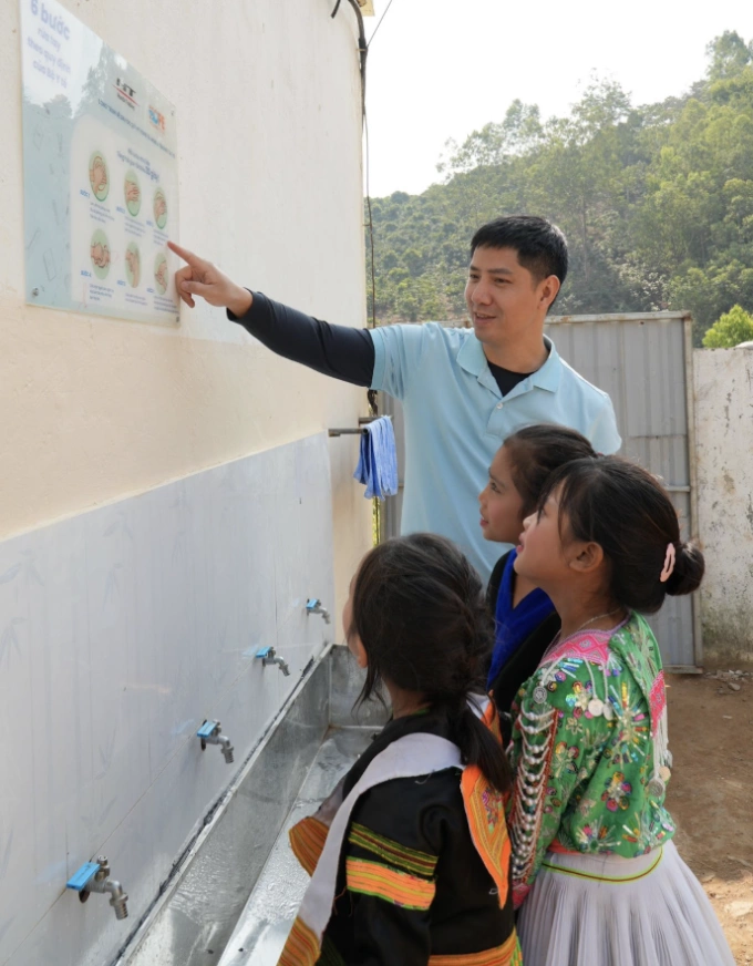Representatives of the Hope Fund instructed students to wash their hands at the newly equipped sink area and follow the steps according to the instructions. Photo: Thu Phuong