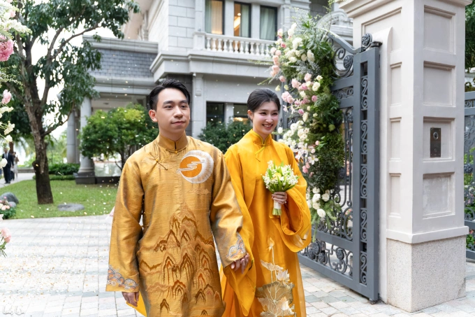 Phuong Nhi followed him back to the palace.