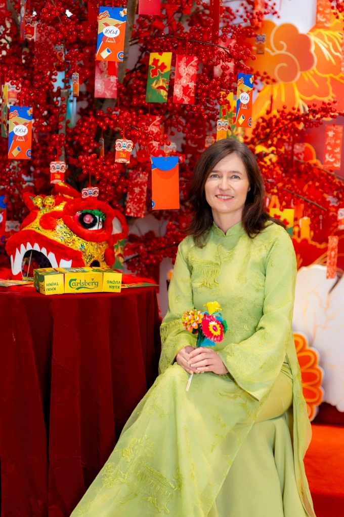 Susanne Skippari, Chief People & Culture Officer of Carlsberg Group, wearing Vietnams traditional dress ao dai. Photo courtesy of Susanne