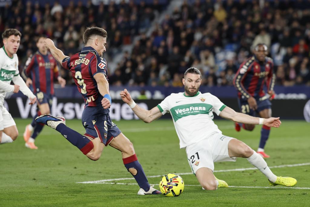 Ivan Romero's cross is blocked by Theo Petrot.