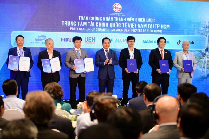 Partners with key roles in resource connection, ecosystem development, and high-quality human resource training for the center receive Strategic Member Certificates. Photo courtesy of Nam A Bank