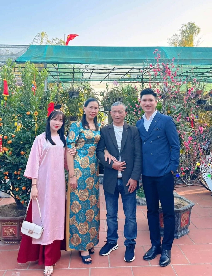 Lam Thao Ly (far L), 27, with her husband (far R) and parents-in-law in Thanh Hoa Province in Northern Vietnam on the third day of this Lunar New Year in January 2025. Photo courtesy of Ly