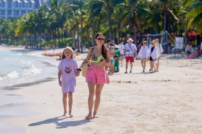 Foreign tourists walking at Kem Beach, Phu Quoc. Photo courtesy of Sun Group