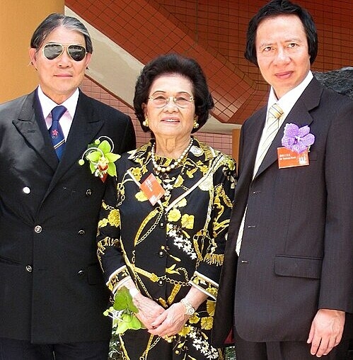 Kwong Siu-hing (center), shareholder of Sun Hung Kai Properties. Photo via Wikipedia/WiNG