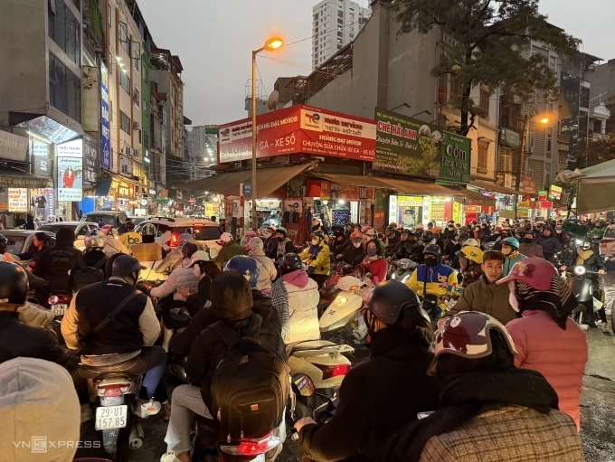 Traffic stalls on Yen Hoa Street in Hanoi’s Yen Hoa Ward on the evening of Feb. 9, 2026. Photo by Read/Quynh Nguyen